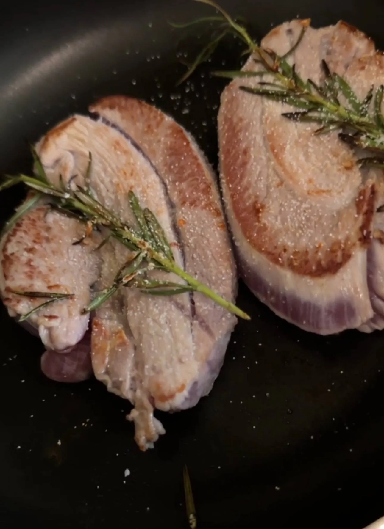 Стейк с чесноком и розмарином